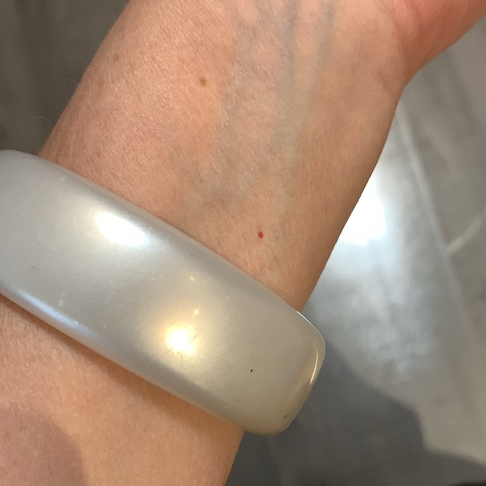 White wide bangle - Picture 3 of 7